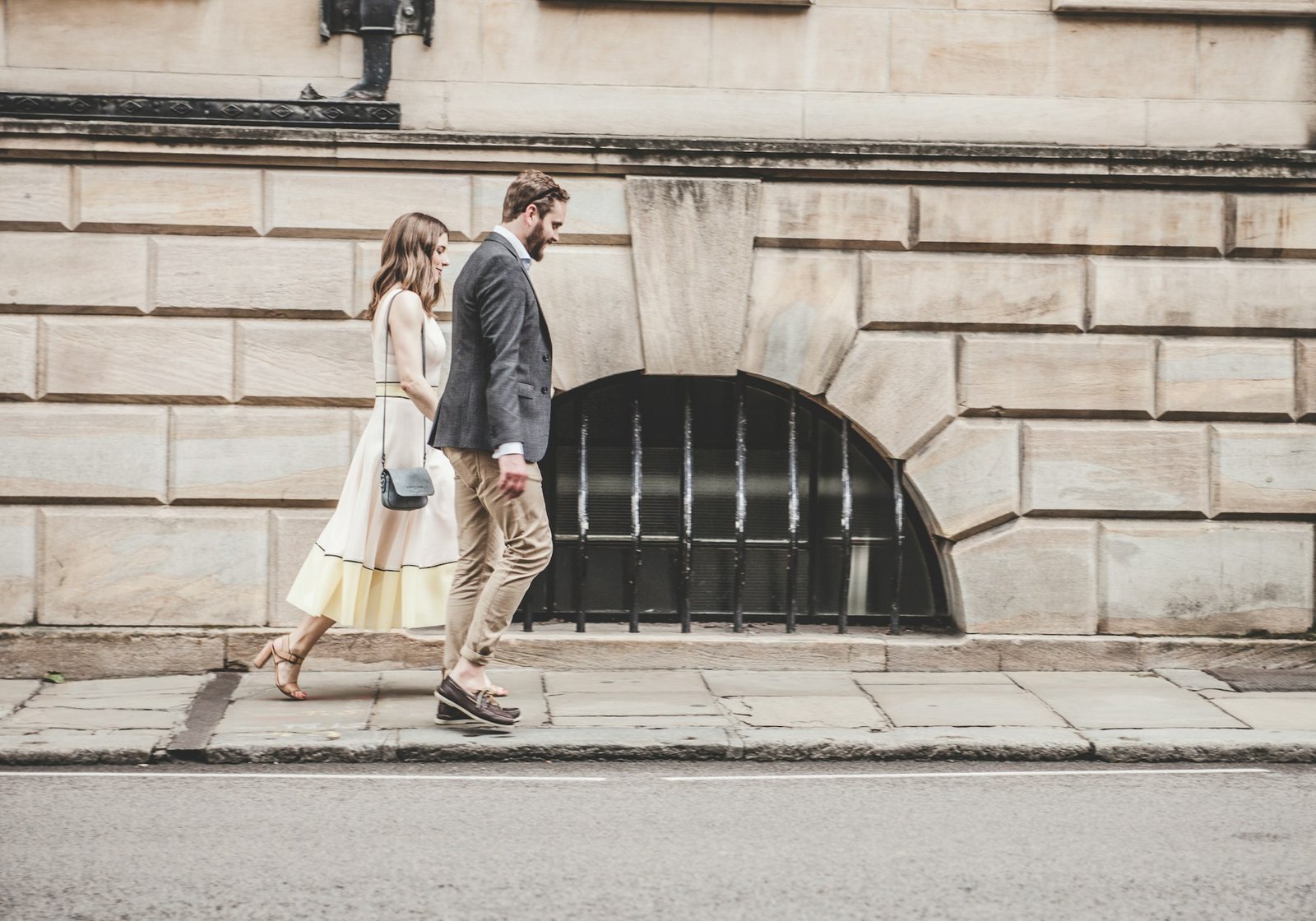 Pareja paseando por la ciudad