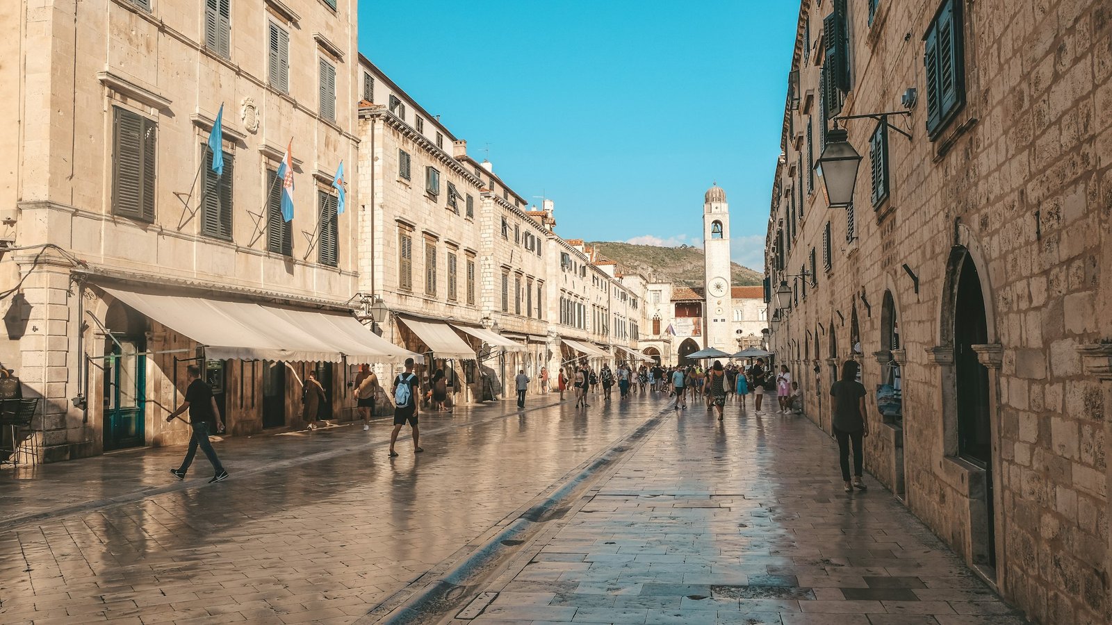 Calle empedrada de una ciudad europea